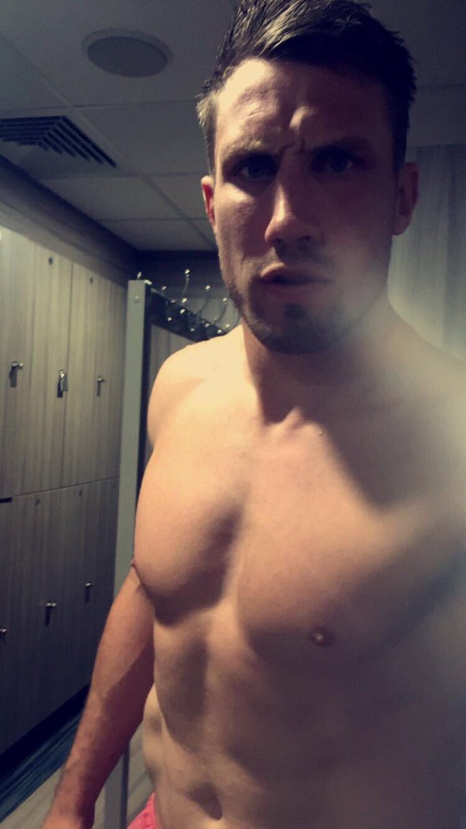 EoghanG7's tweet image. Recovery✅. Shameless selfie in packed changing room✅. Off to the Ricoh next #bigday #Tipp4theAllIreland #stern