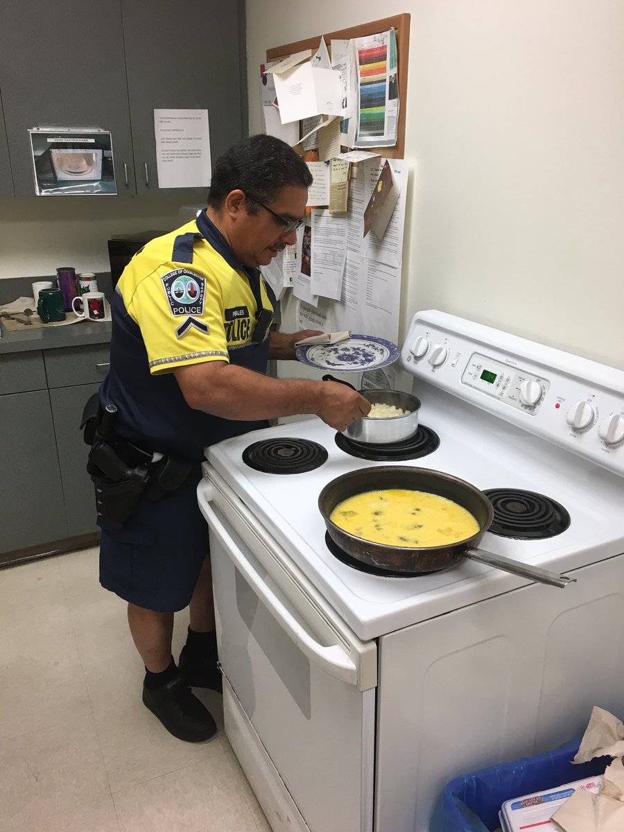 CofC_DPS's tweet photo. Sunday morning breakfast compliments of Officer Perales #cofc #wecancooktoo https://t.co/9Np4QT5zD8