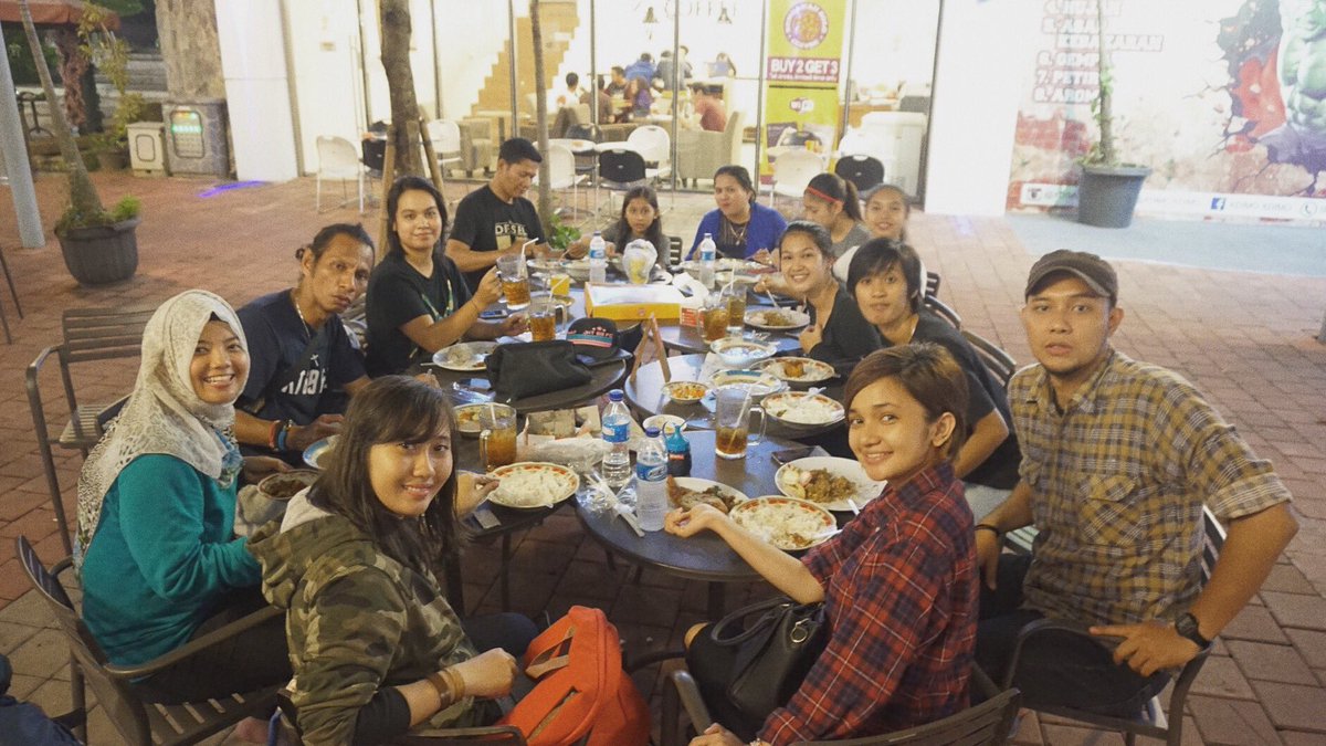 Halo, jkt69 ladies makan bareng dulu ya abis sparing #jakarta69fc ⚽️⚽️