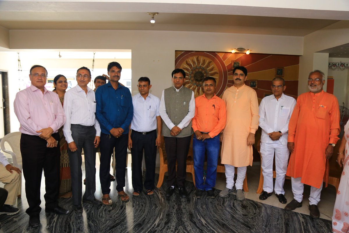 mansukhmandviya's tweet photo. Had fruitful discussion with Noted Patidar Leaders at Surat. https://t.co/RL18XX6wsh