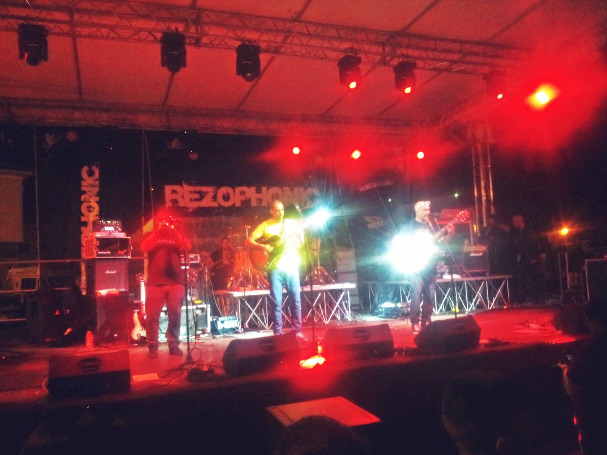fabcavathejoker's tweet photo. #CaliceLigure #CaliceMusicFestival bellissima serata con...@RezoOfficial @RoyPaci @vallanzaska #RezoLIVE #10anniREZO https://t.co/Qvqn8GPUI0