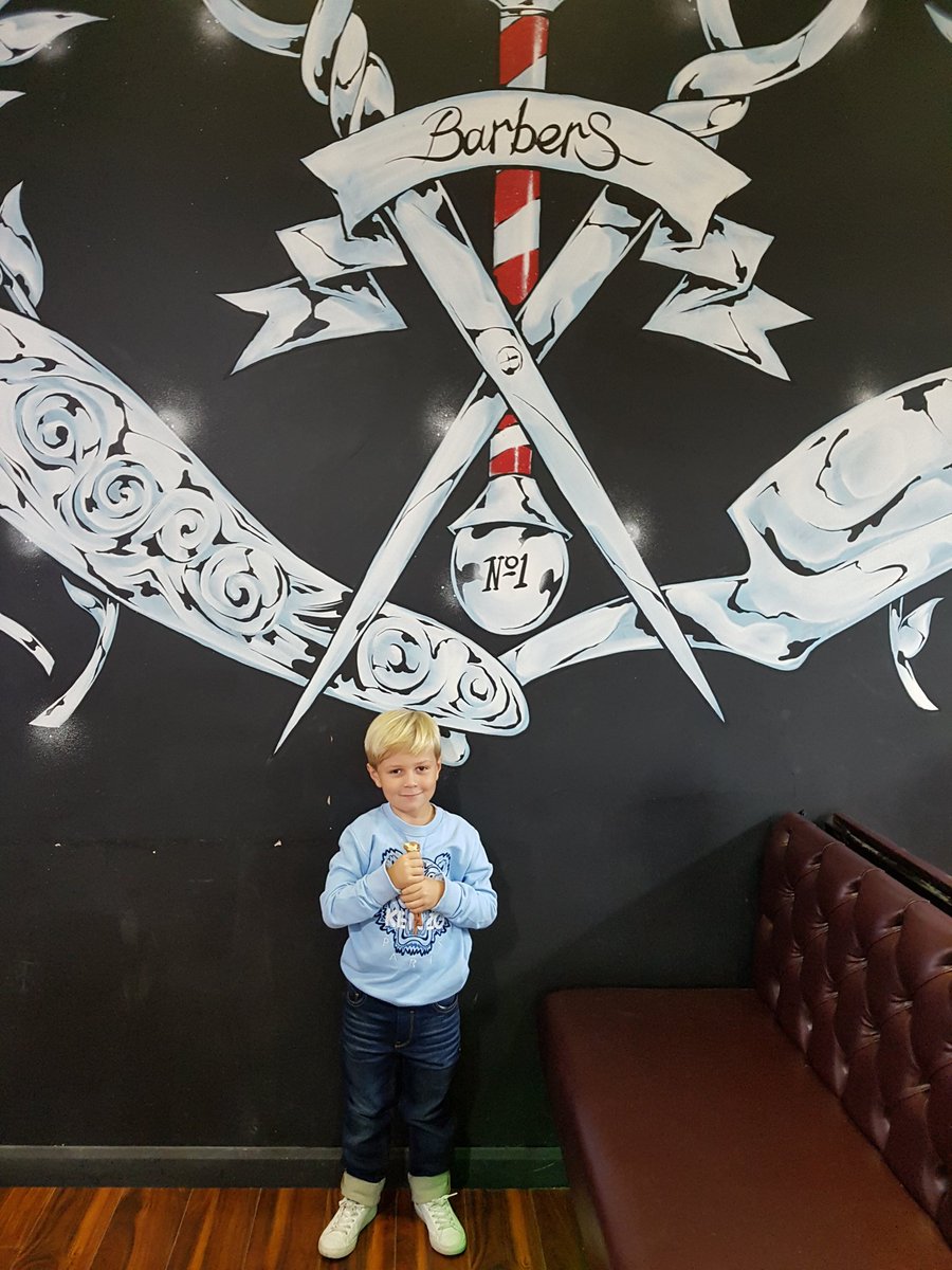 Jelliofficial's tweet photo. Thanks to the best barbers @BarbersNo1  for the boys hair cuts going back to school! 
Boss with the kids💙👍 https://t.co/OnoB9aavKU