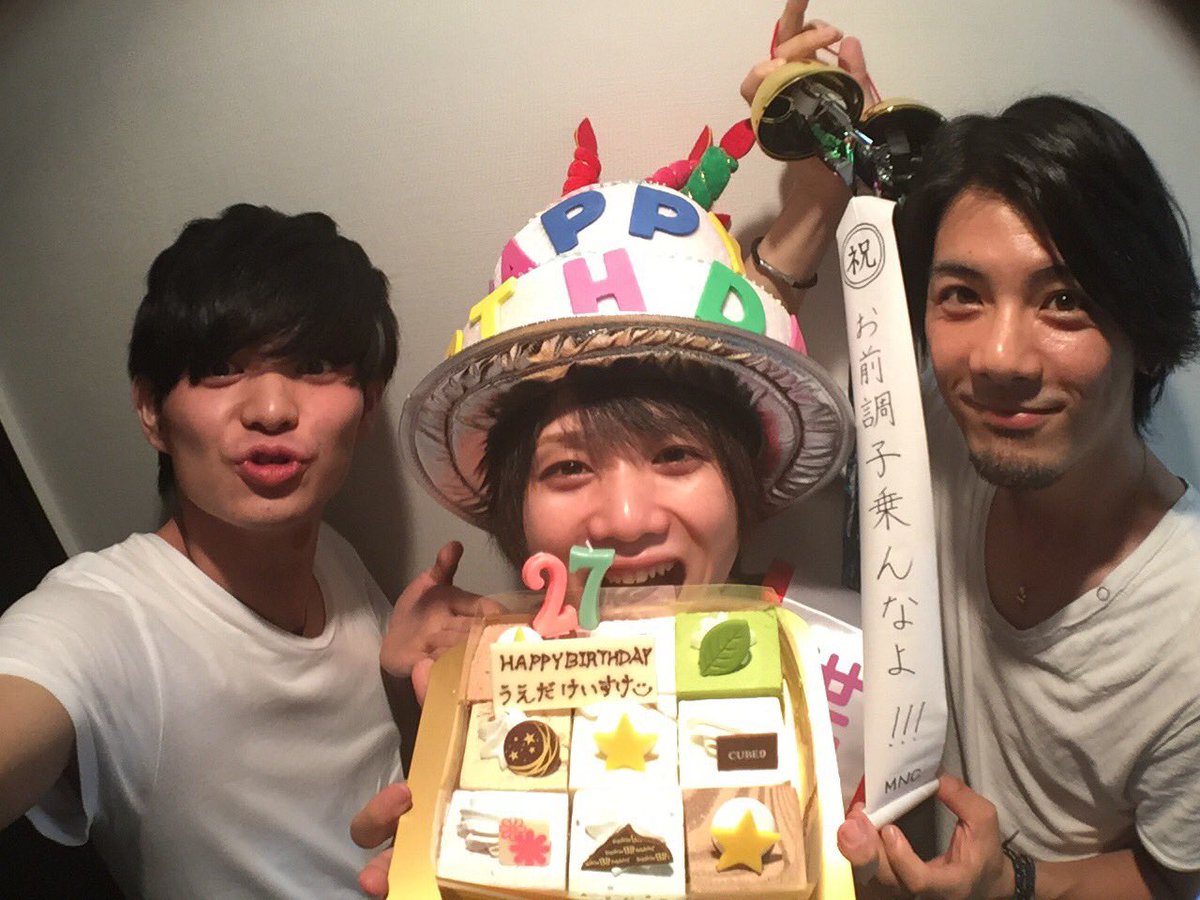 植田圭輔 27歳を迎えることができました 皆様いつもありがとうございます 明日も仕事させていただける事に感謝 今はすこーしだけ幸せに浸ります せーさん びしんありがとっ T Co Nw2v36rw1n Twitter