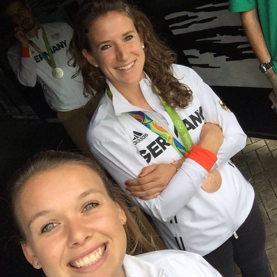 (J)Anne before the big show. 👯🏑 Und busy <a href="/JohannesenEric/">Eric Johannesen</a> . 🚣🏼 #tagderlegenden #dirtygold #stpauli