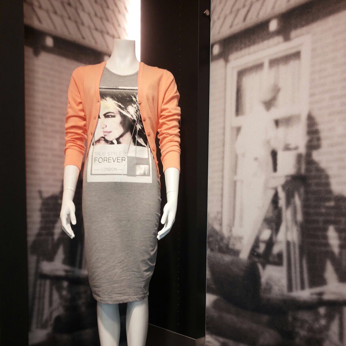 FokkingaMode's tweet photo. In de opruiming!  🎉🎈
✔️Jurkje van Jacky Mills van €29,95 nu €12,-.
✔️Vestje van #Brandtex van  €69,95 nu €10,-. https://t.co/3H0MxNYzBu