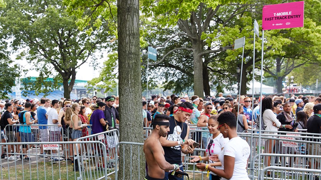 What’s better than being a T-Mo customer? Being one at #EZoo! Show your 📱 at our Fast Track Entry &amp; skip the line!