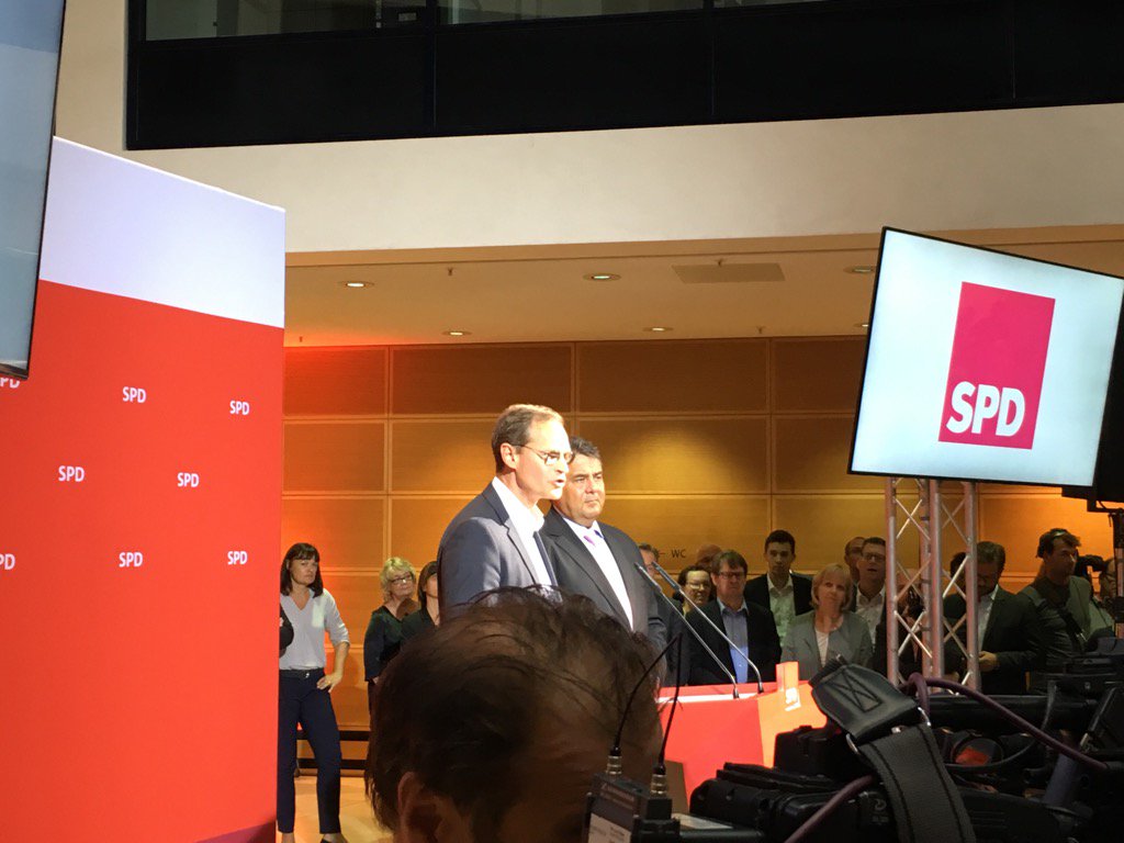 Doppelgeist60's tweet photo. So soll es in 2 Wochen sein. Bei der #SPD darf Michael Müller reden, als hätte ER die Wahl gewonnen. #ltmvp https://t.co/qH34L8h6If