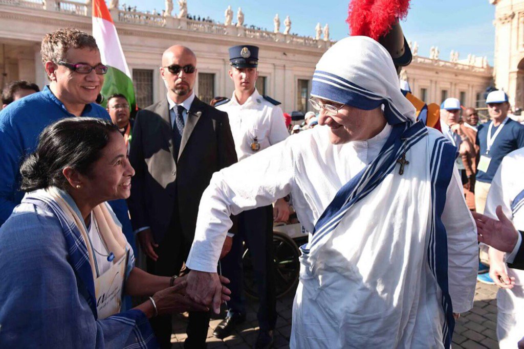 What a moment. #MotherTeresa #StTeresaofCalcutta #VaticanCity Sr Prema, what a gesture