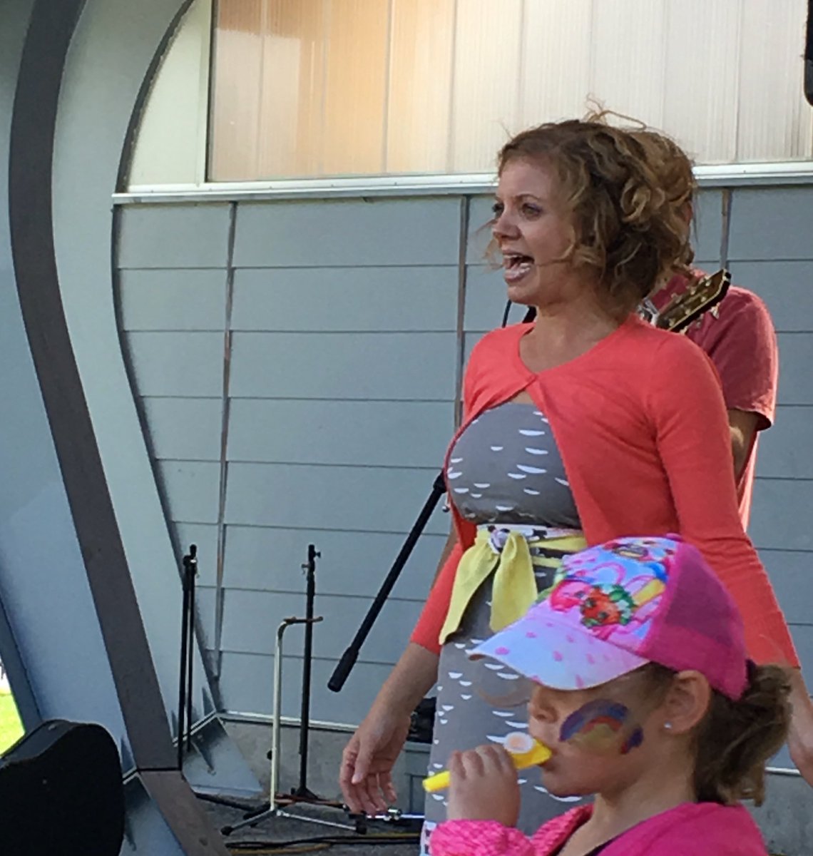 RhythmandCello's tweet image. .@BobsandLoLo rockin' down to the roots at #SquamishChildrensFestival #singdanceplay