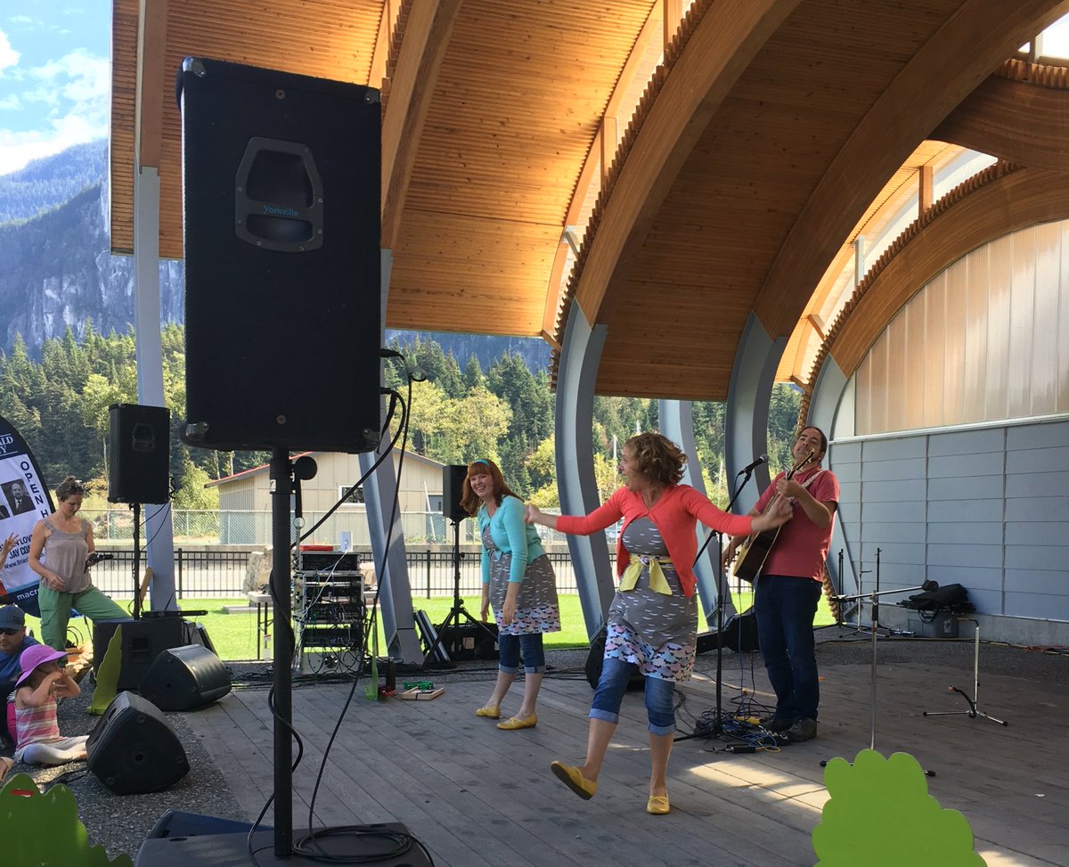 RhythmandCello's tweet image. .@BobsandLoLo rockin' down to the roots at #SquamishChildrensFestival #singdanceplay