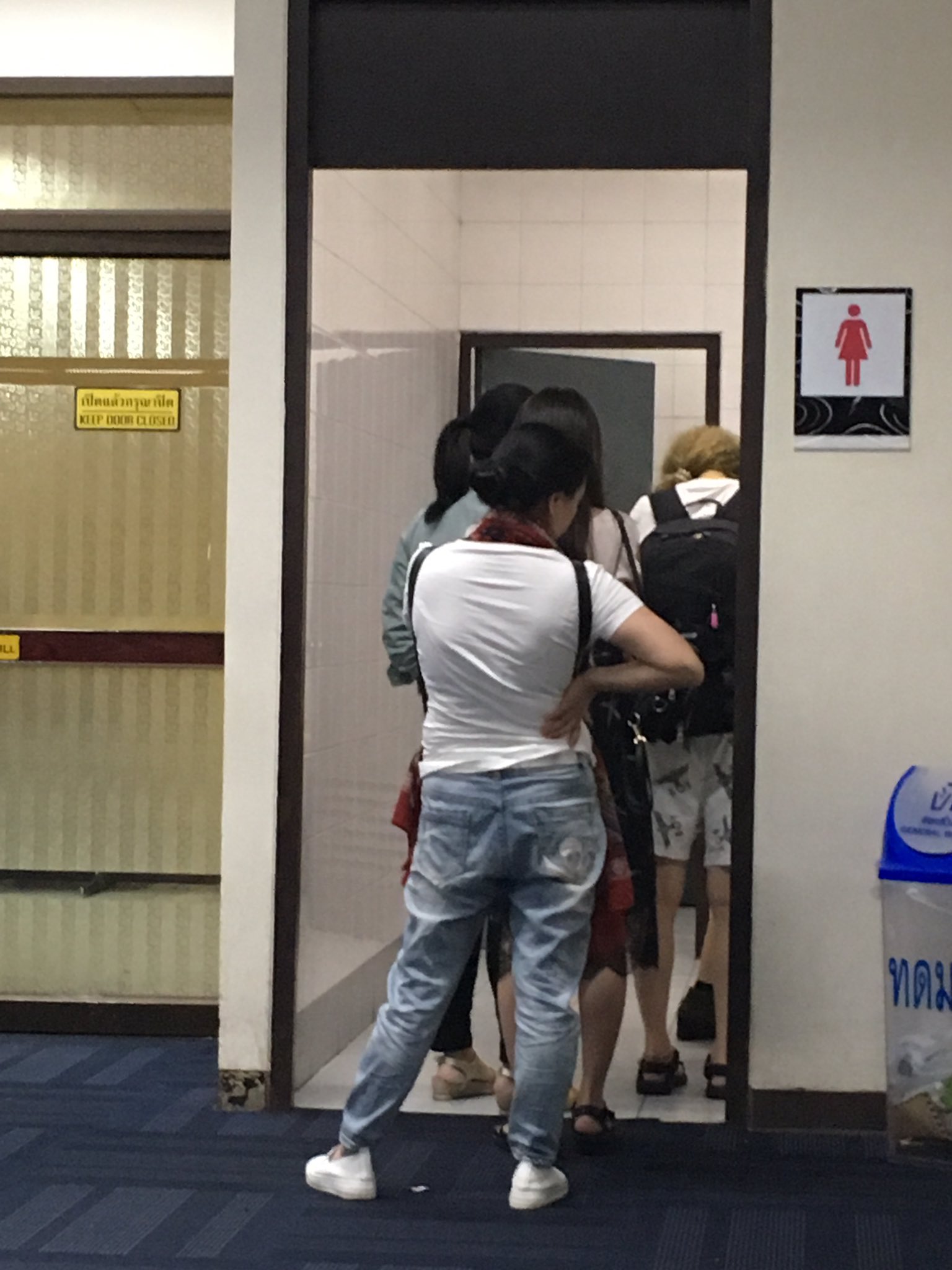タリホウ ドンムアン空港のトイレにて 混雑を避けて男性用に駆け込む中国の婦人続出 これからの旅が思いやられます タイ バンコク ドンムアン 空港 トイレ 中国人 マナー 無秩序 困惑するメンズ T Co Rskynt0qfm Twitter