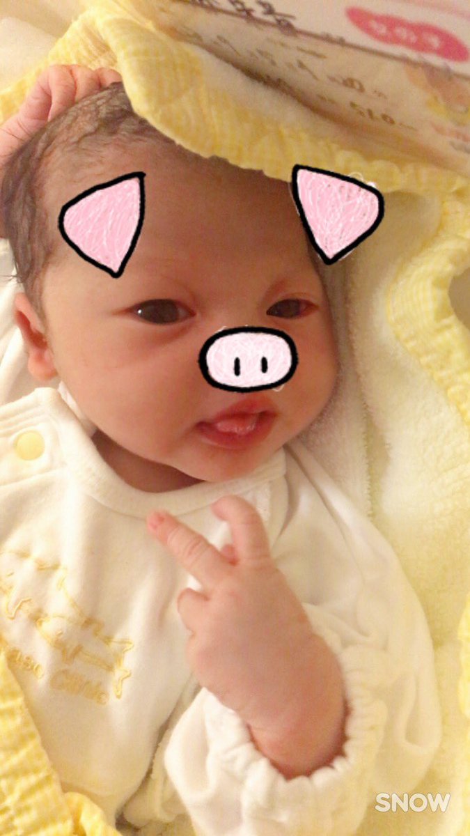 akamok's tweet photo. 今日の4時20分に3164ｇの女の子が無事産まれました😭💓とてもかわいい女の子！
心愛(ここな)です！約45時間の戦いでしにそーになりながら頑張りました😂みんなまたいつでも会いに来てあげてください💗たっちゃんにそっくりすぎて辛い笑 https://t.co/VuAbLRE3YD