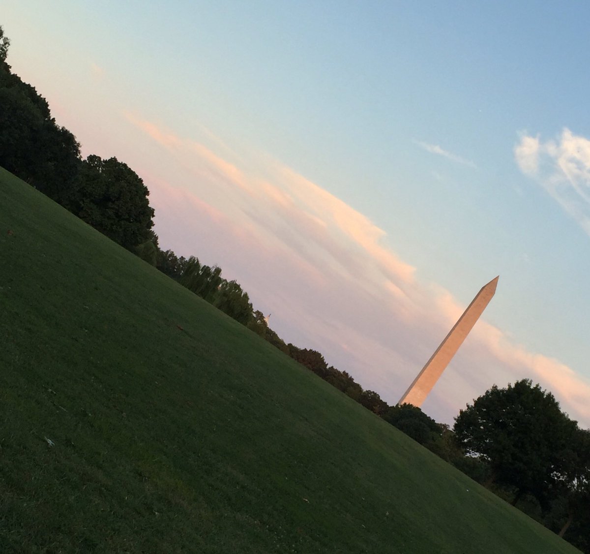 kyleedeniz's tweet photo. Beautiful evening in #DC. #monument #nofilter #sunset #DClyfe https://t.co/OY0dbzzQ70