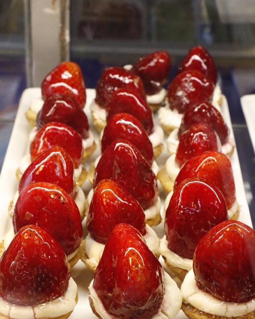 cafesazeli's tweet photo. Lezzeti büyük kendisi küçük, Çilekli Tartolet Şazeli Cafe'de https://t.co/vRrpNV9bgM