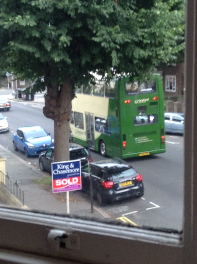 Simoncitizen's tweet photo. @SouthernRailUK https://t.co/MWKYSyGkDj #SouthernRail #breach by #OffRoute #RailReplacementBuses new vantage point; https://t.co/xeiMOGwnOo