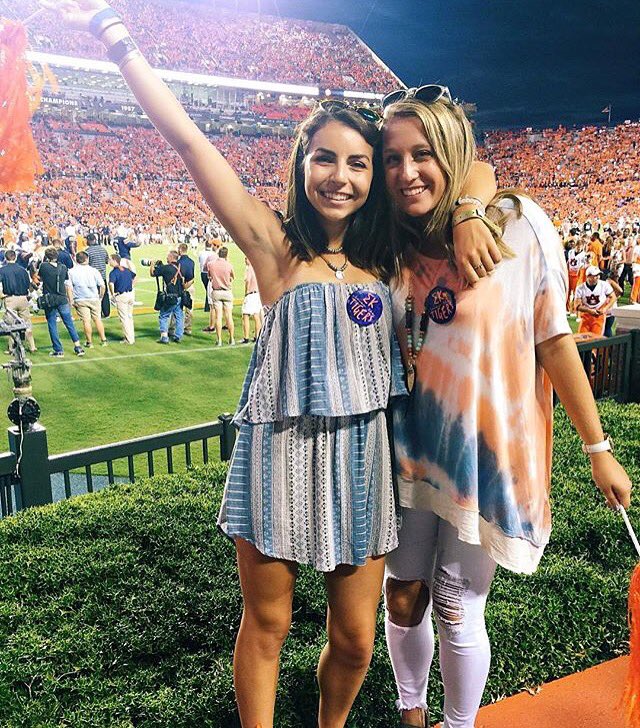 AUSigmaKappa's tweet photo. SK 💙s Auburn Football!! https://t.co/jrRxIIGyB2