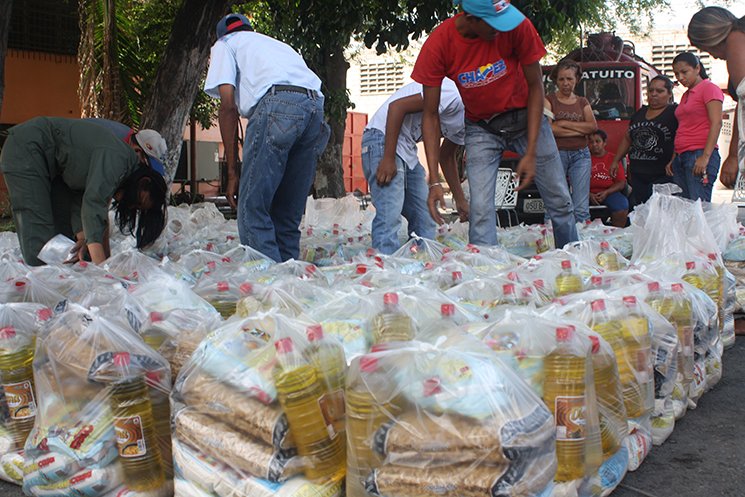 ElNacionalWeb's tweet photo. Denunciaron que ordenaron suspender CLAP en Villa Rosa https://t.co/aAnnClNPRX https://t.co/f3Ef6WcQWD      .