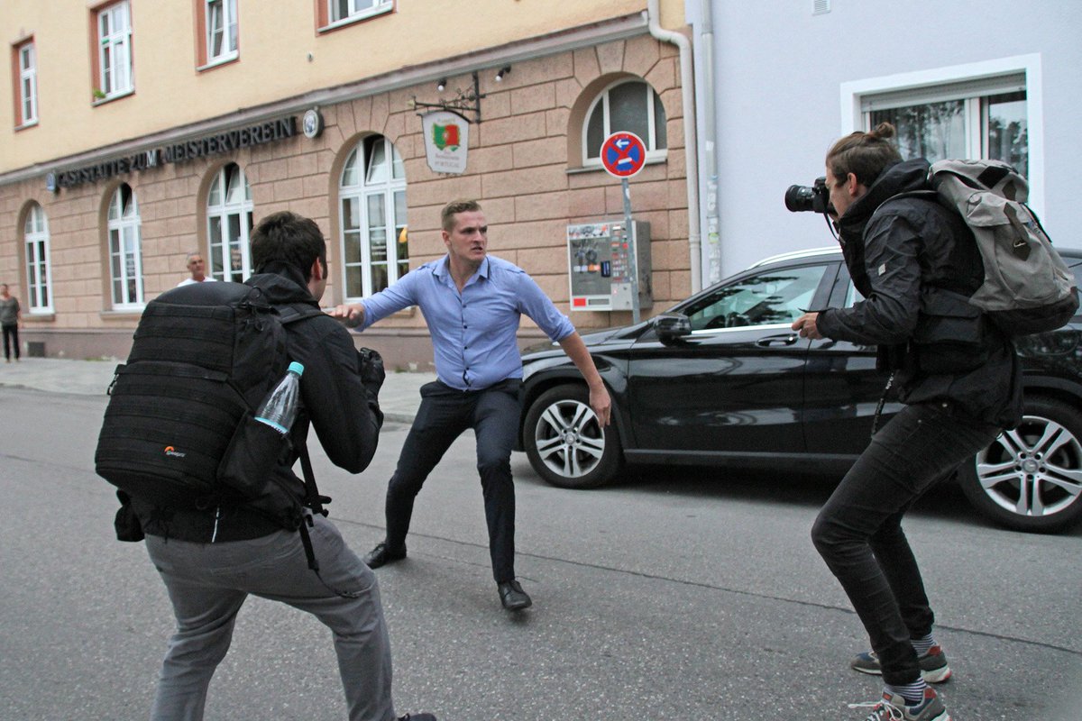 annewild_muc's tweet photo. AfD-Wahlparty München: Angriff auf Pressefotografen durch Chris A. (Rapper "Deutscher Patriot") #AfD #NoAfD @BJVde https://t.co/Wr2FurfBBg