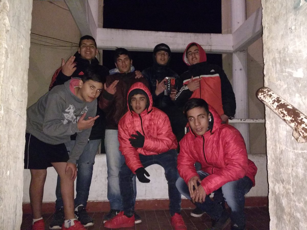 EnzoJMorales's tweet photo. Compañeros de tantas cagadas, de giras, de la infancia y de barrio 👍 #La112 https://t.co/6g8w0M0HTZ