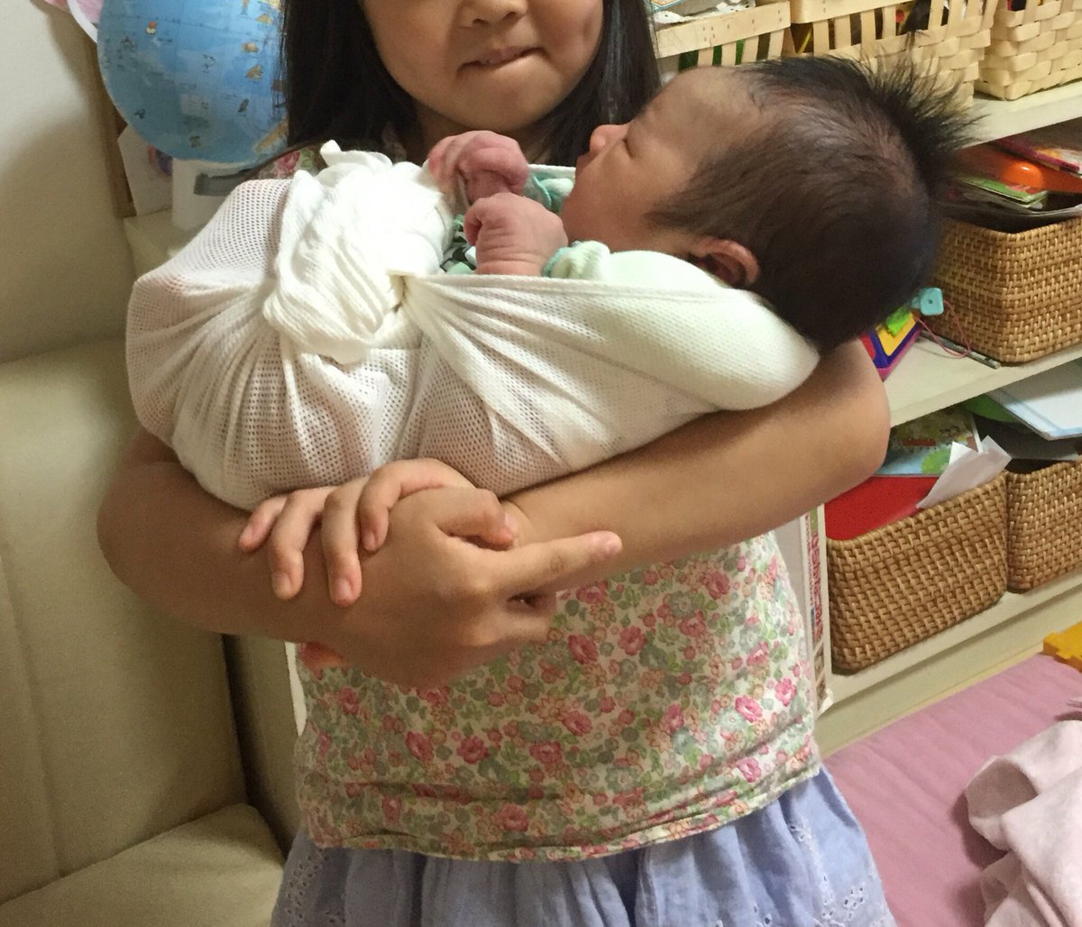 キョウコプロポーション 3日の出張訪問2件目のママさん 妊娠中にもまるまる抱っこの練習にご来店下さった成果あり まるまる抱っこ を上手にされていました なのでスリングをたくさん練習できました 5歳のお姉ちゃんも パパもまるまる抱っこに挑戦