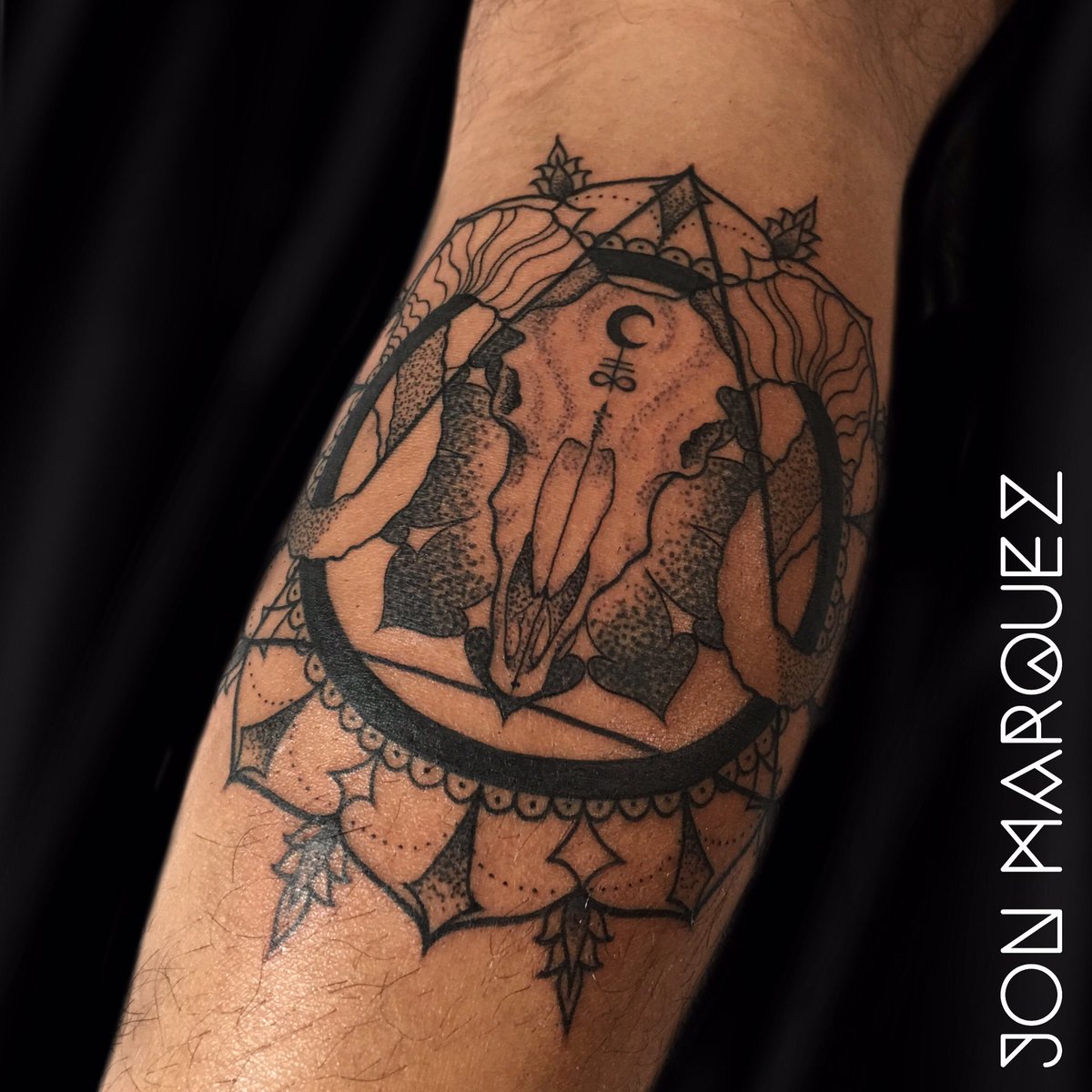 Jonlivefree_'s tweet photo. Geometric Rams skull. #tattoo #ramsskull #tattoos #ink #geometrictattoo #dotwork #stipple #stippletattoo https://t.co/aPT9D3Vym8