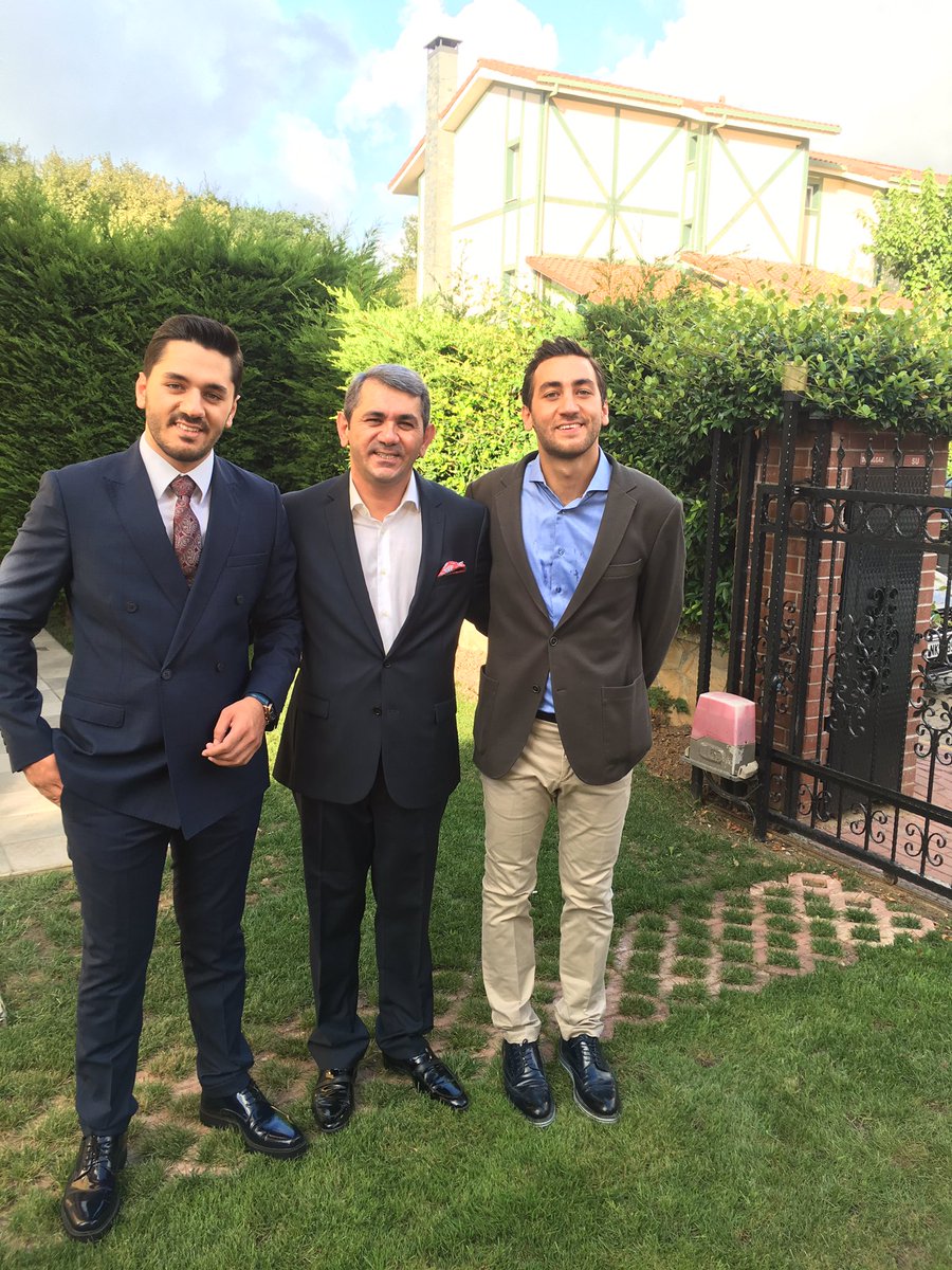 Yakışıklıların arasındayım.