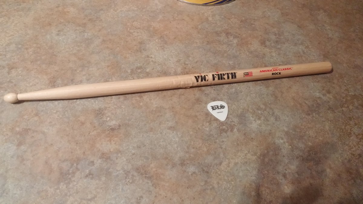 SDMF4LIFE's tweet photo. Our treasures from the @ZakkWyldeBLS #BOSII TOUR Thank you @JFabb @BLSBASS @dariolorina 🎸👊😊🙏✨ https://t.co/UUtEowkxIu