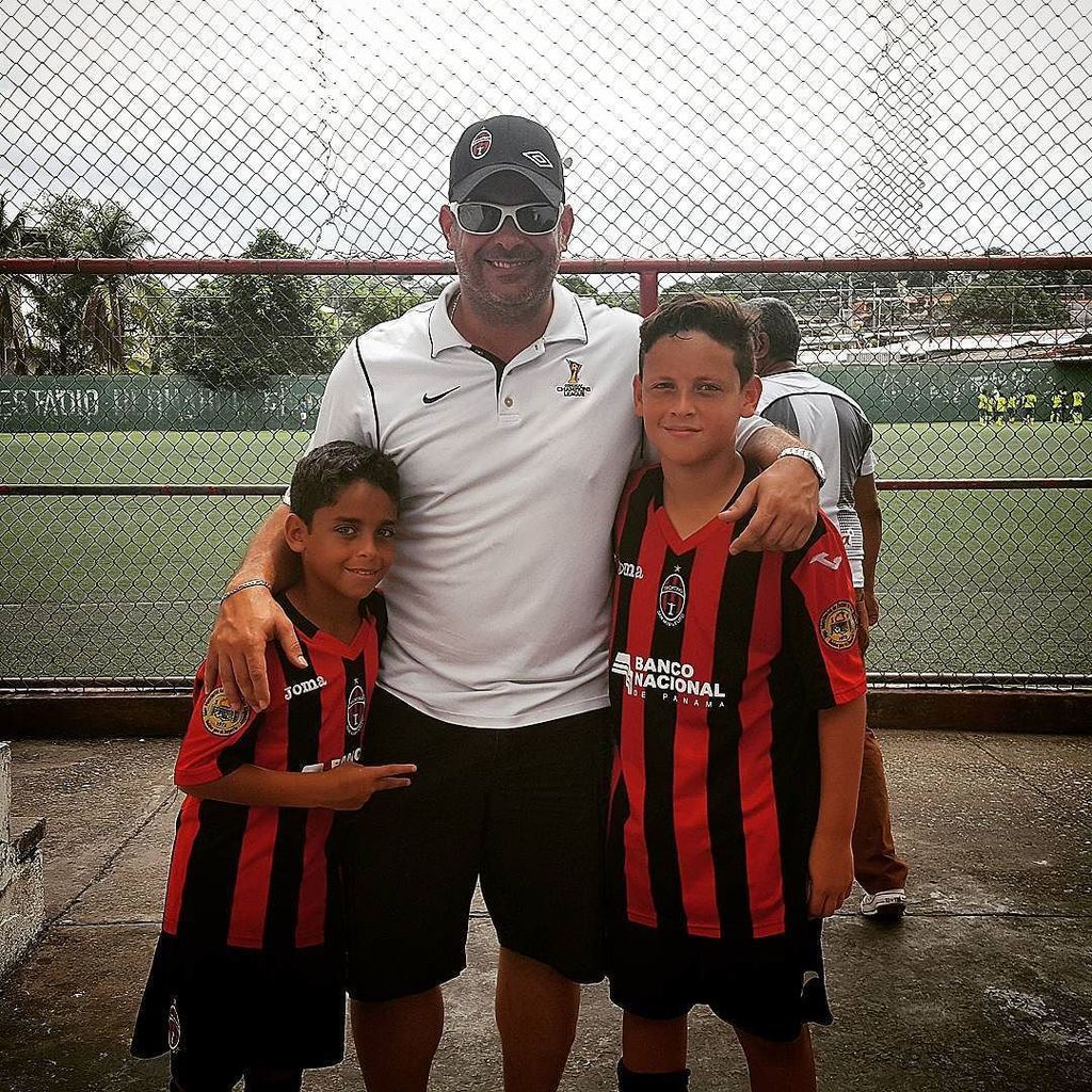 mariocorro's tweet photo. Con mis dos inspiraciones. Cada domingo es un placer verlos jugar en el @sportingsm89 - U13 / U11 #ligadistritorial… https://t.co/X6qGYXyyEZ