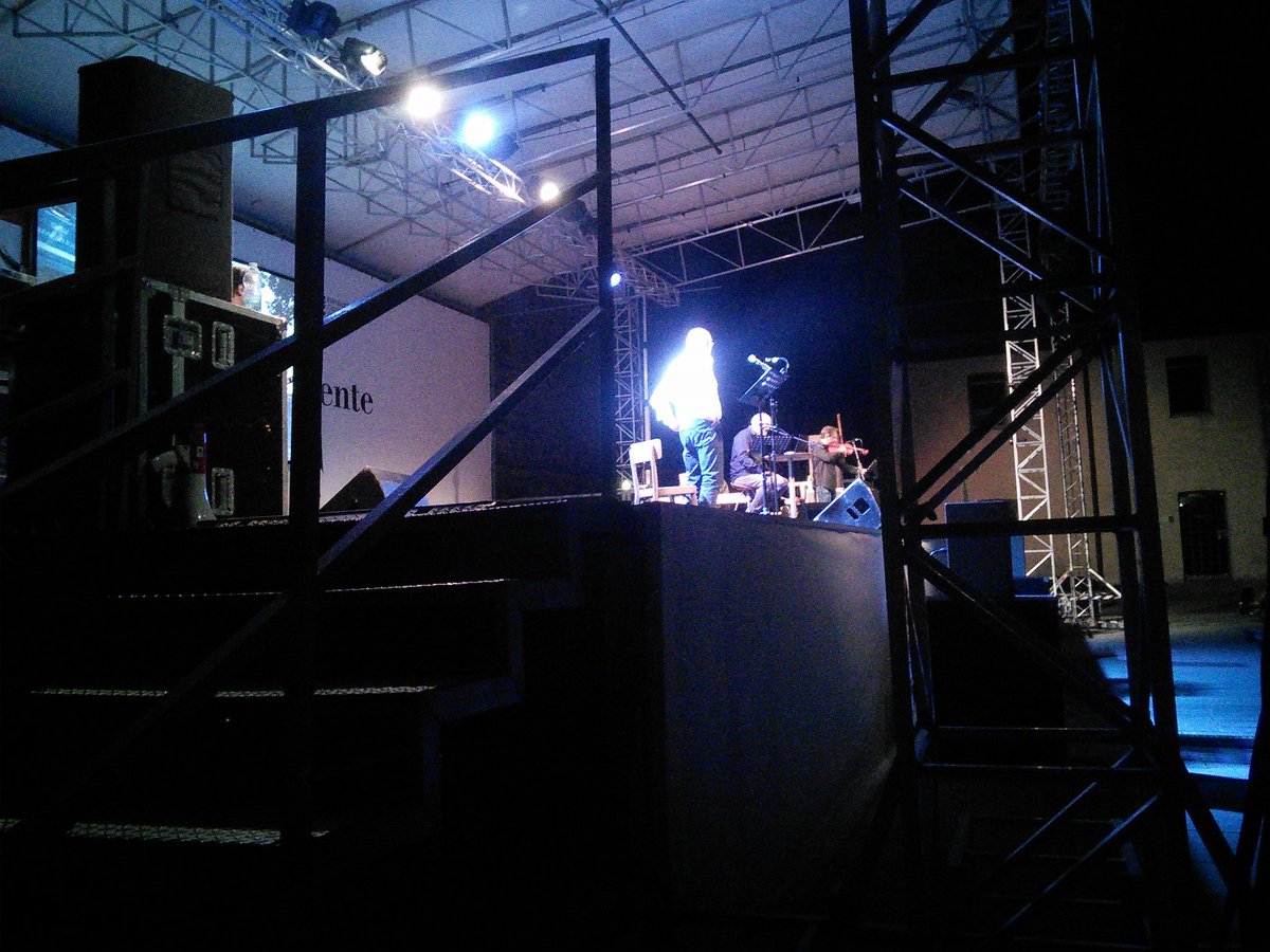 FestdellaMente's tweet photo. L'orchestra accompagna il racconto di #Rumiz e ci porta al centro della scena. #FdM16 #Scillitani https://t.co/QSlPZADdwr
