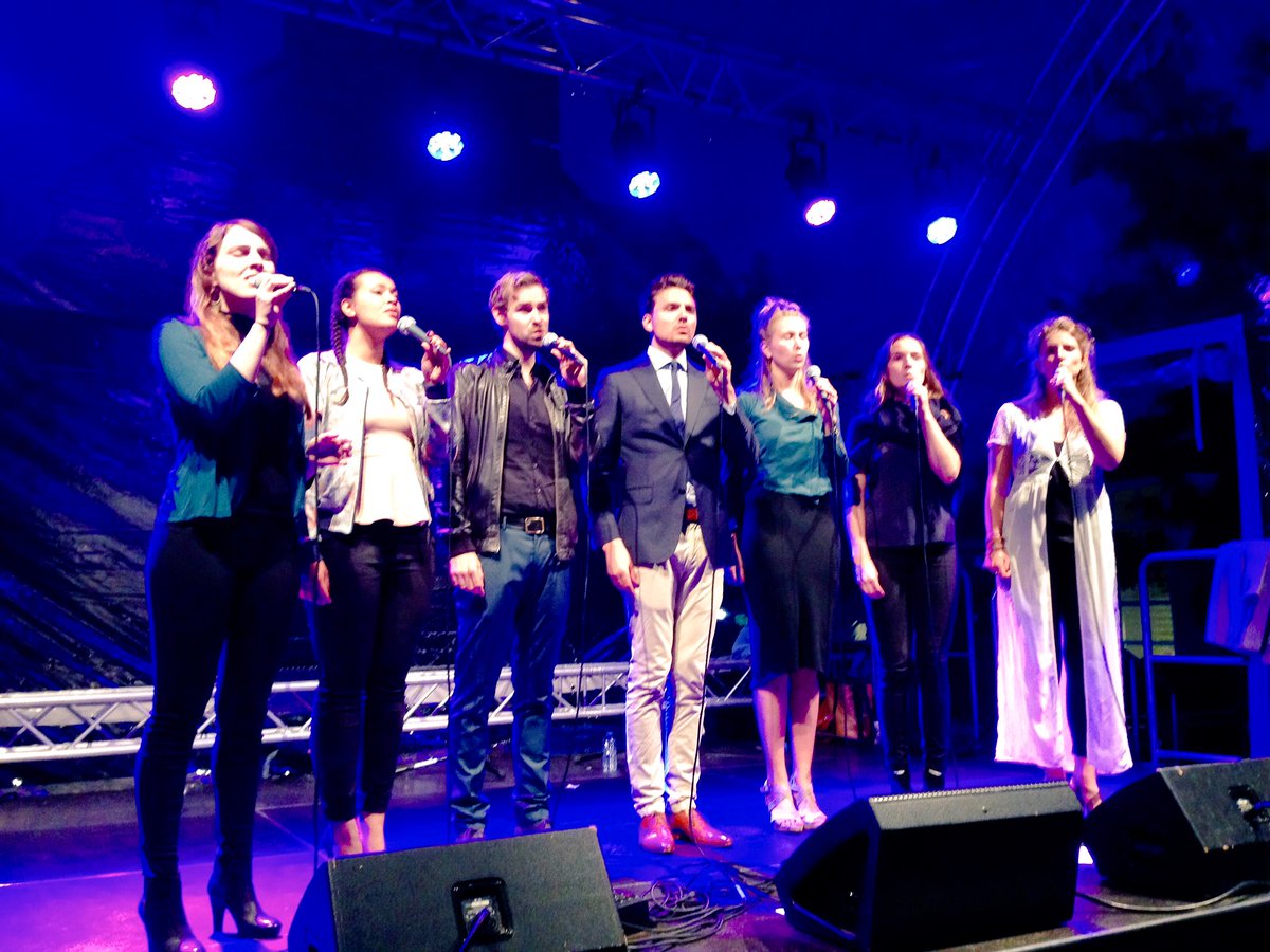 Vokaal vuurwerk besluit <a href="/JazzinhetDorp/">Jazz in het Dorp</a> op 't #Dorpsplein #Amstelveen: <a href="/NA_Voices/">New Amsterdam Voices</a> !