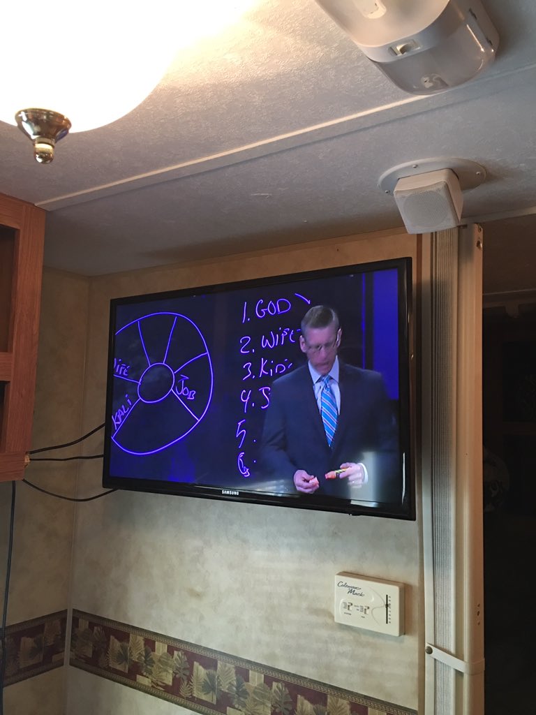 TexasnursePam's tweet photo. Camping & couldn't get any stations yesterday. This morning this happened. Yes! 🙌🏻@BobMcCartney_ #fbcwf https://t.co/JPugAgQg3Y