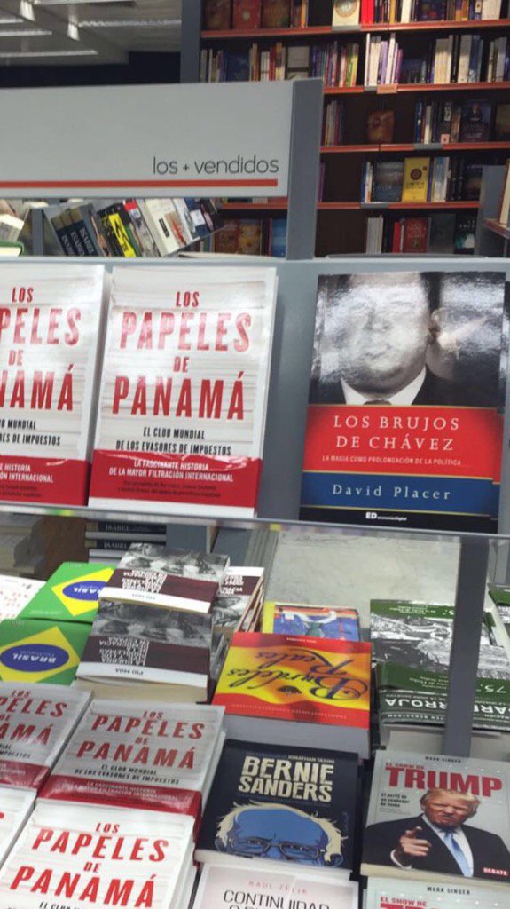 Los brujos de Chávez, en la sección de Los más vendidos de El Corte Inglés de La Castellana de Madrid