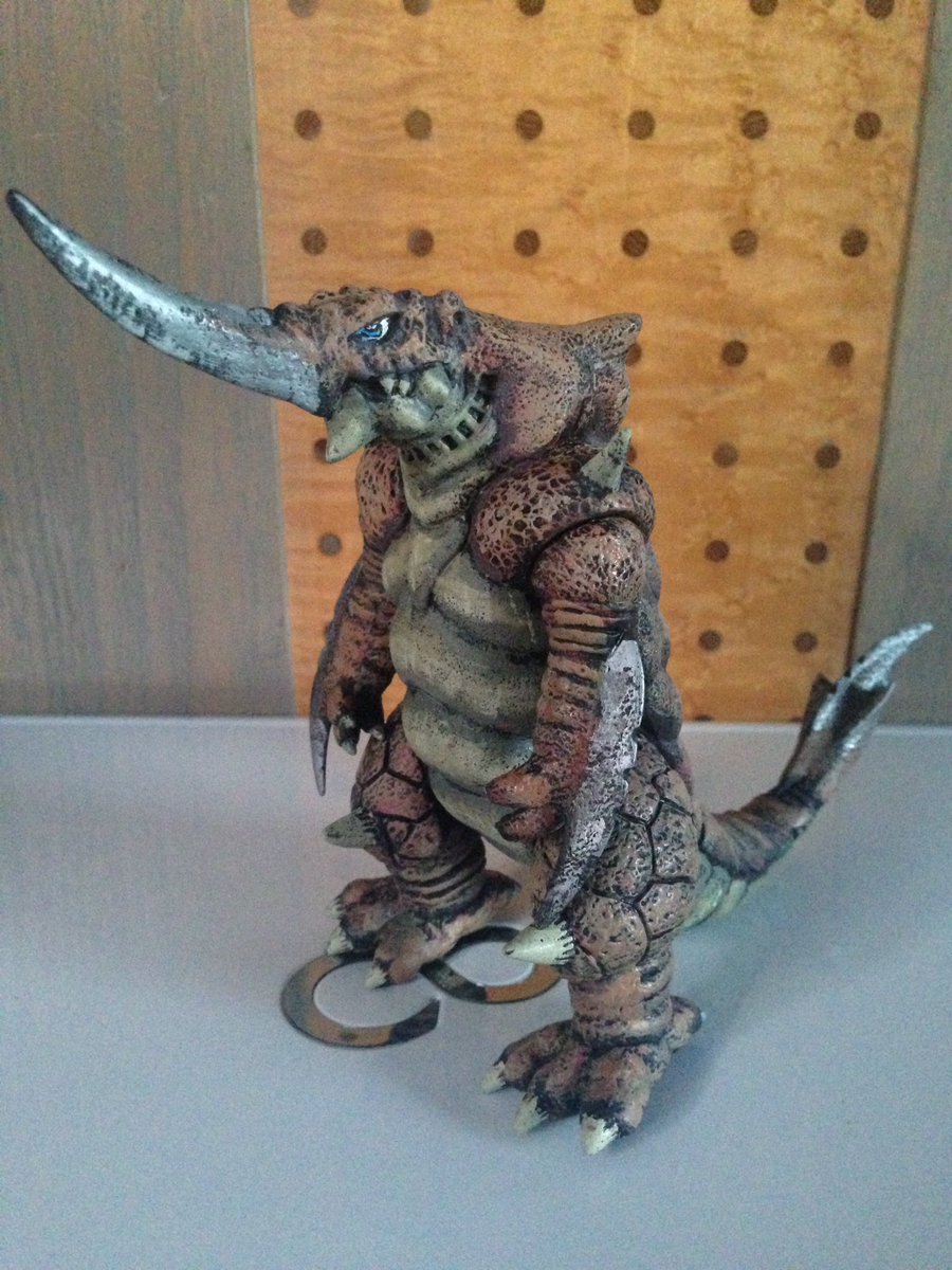 グリッドマンより裂刀怪獣バギラ。頭と腕と尻尾の刀を自在に使い相手を