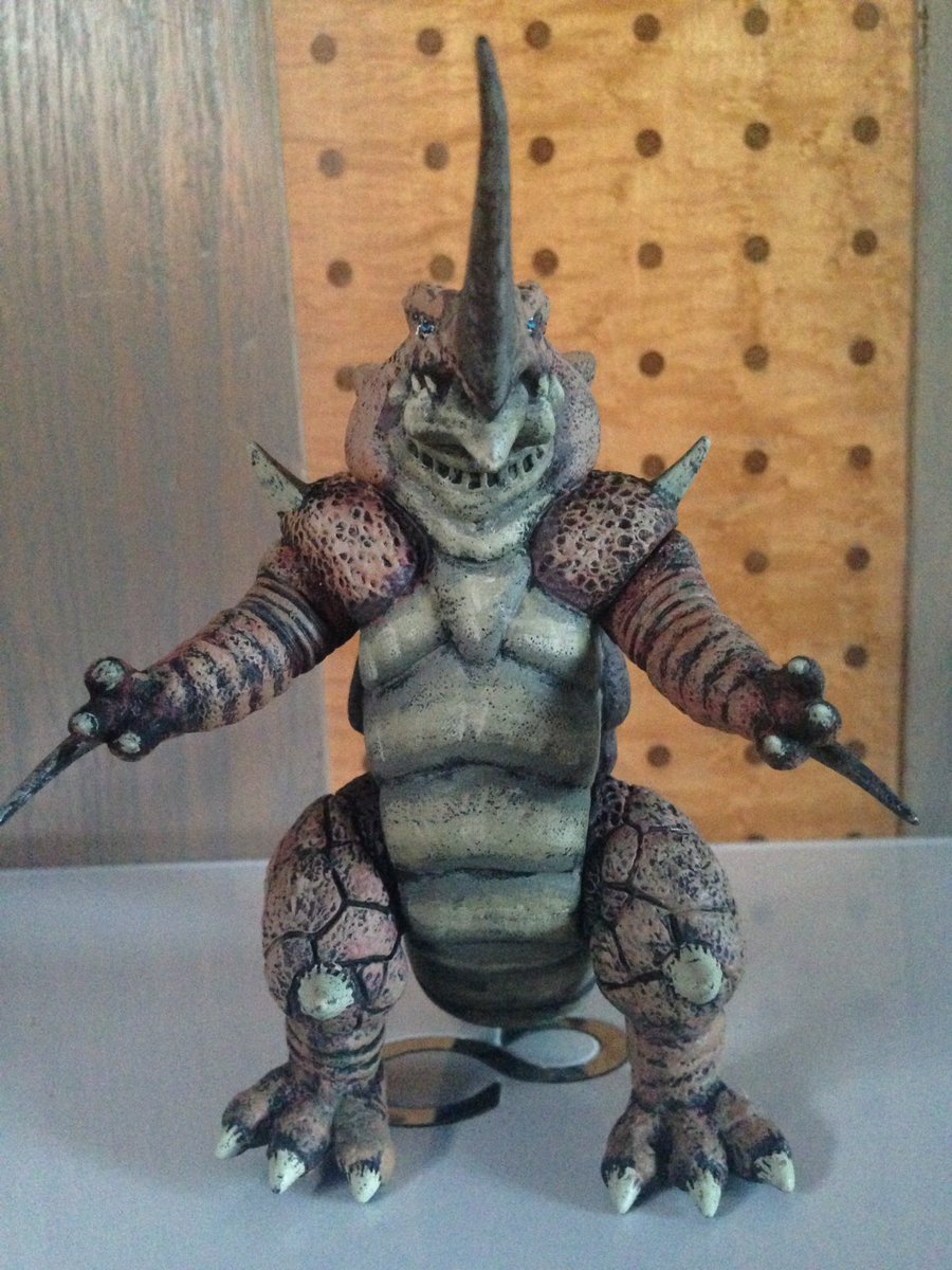 グリッドマンより裂刀怪獣バギラ。頭と腕と尻尾の刀を自在に使い相手を