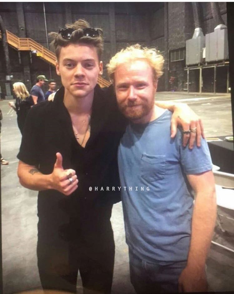 thestylesfandom's tweet photo. Harry with a Dunkirk crew member recently https://t.co/4kmYjVZjT0