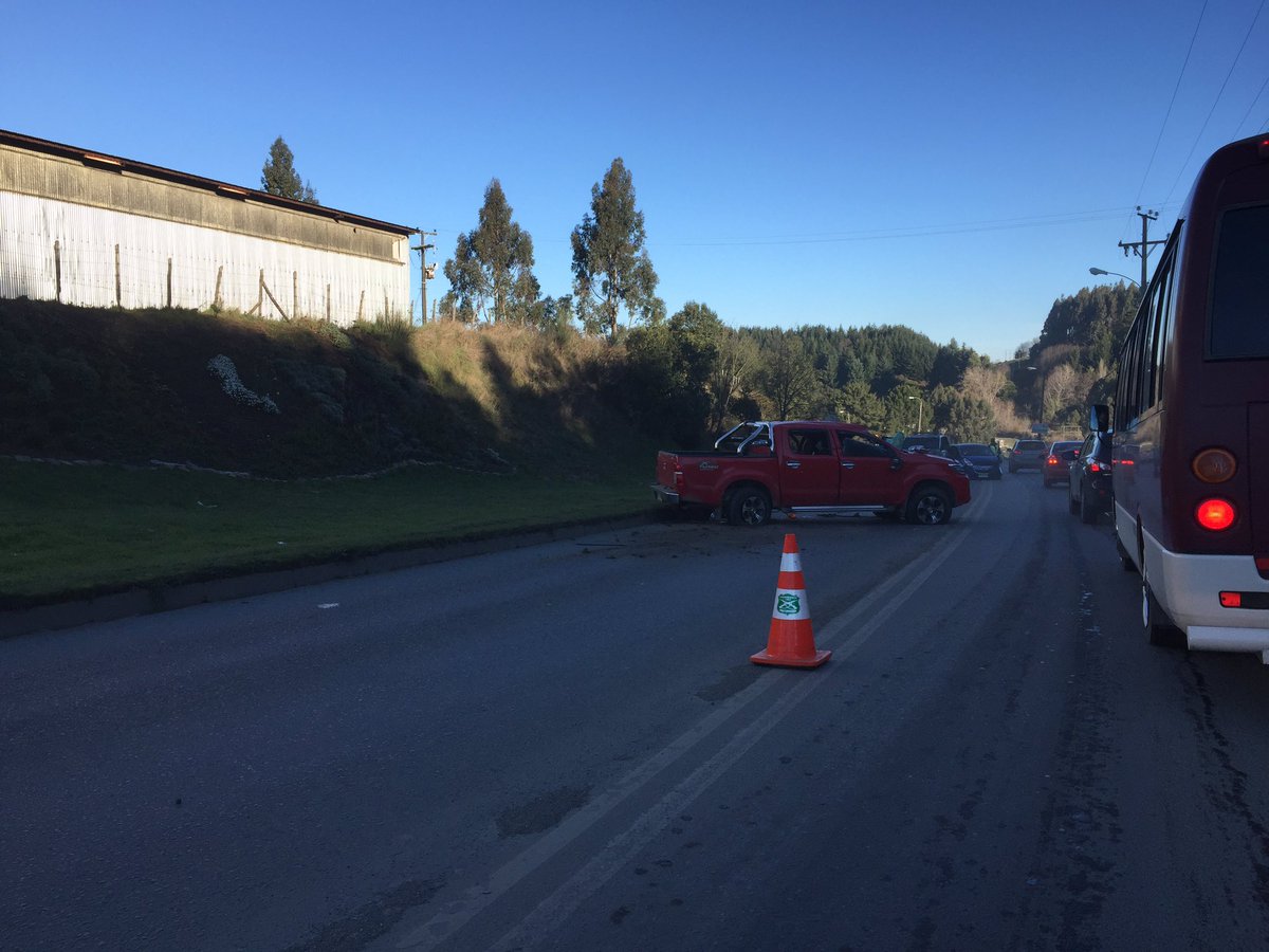 radiochiloe's tweet photo. Accidente acceso norte de Castro. Tránsito regulado por Carabineros https://t.co/JcMoKVUu5d