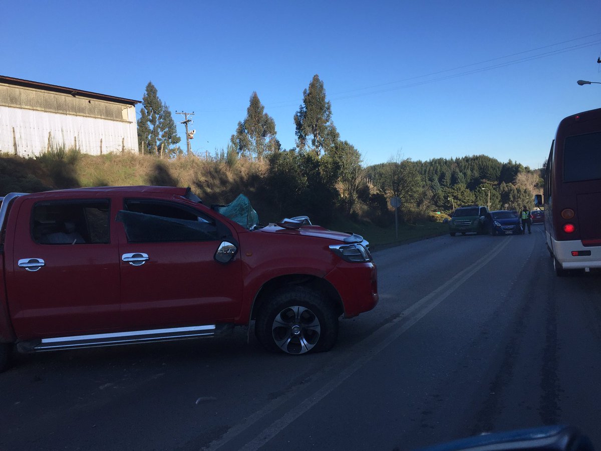 radiochiloe's tweet photo. Accidente acceso norte de Castro. Tránsito regulado por Carabineros https://t.co/JcMoKVUu5d