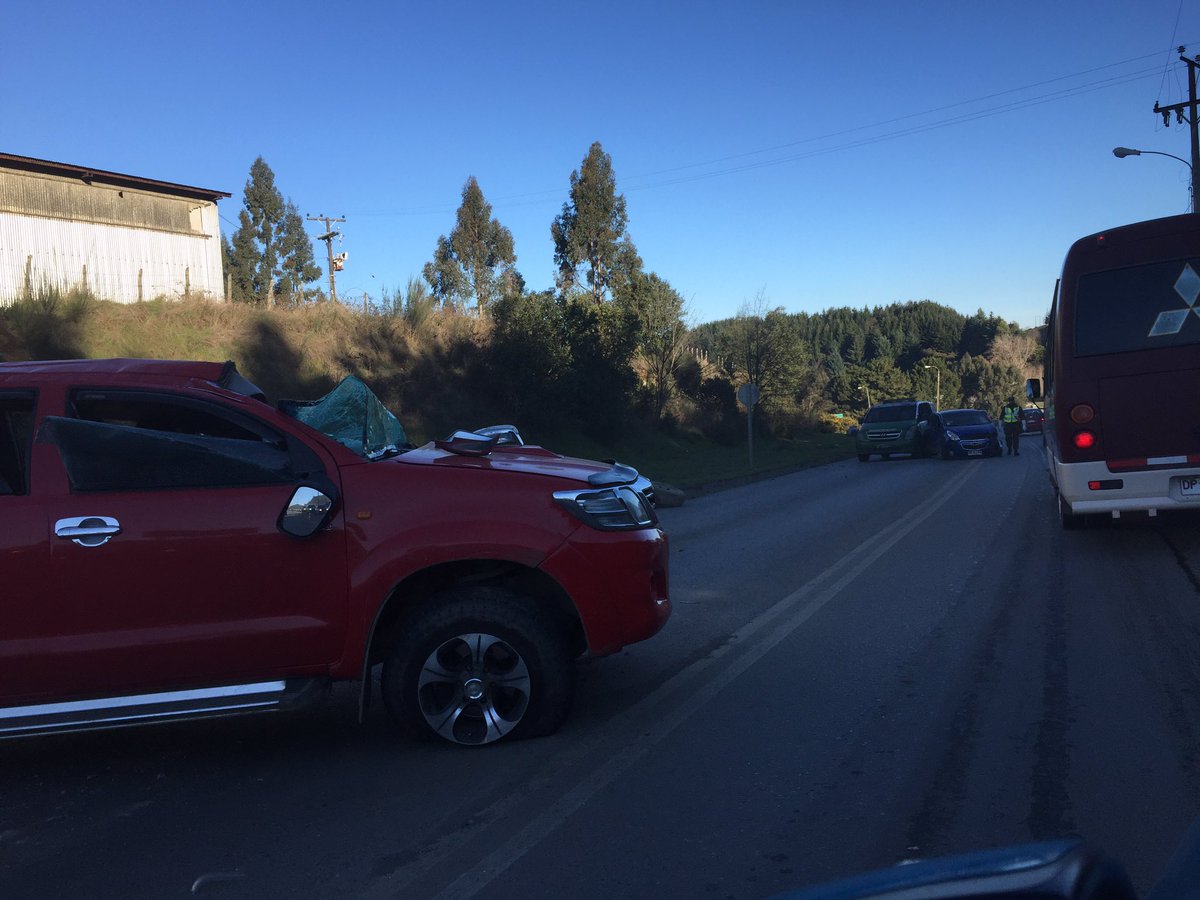radiochiloe's tweet photo. Accidente acceso norte de Castro. Tránsito regulado por Carabineros https://t.co/JcMoKVUu5d