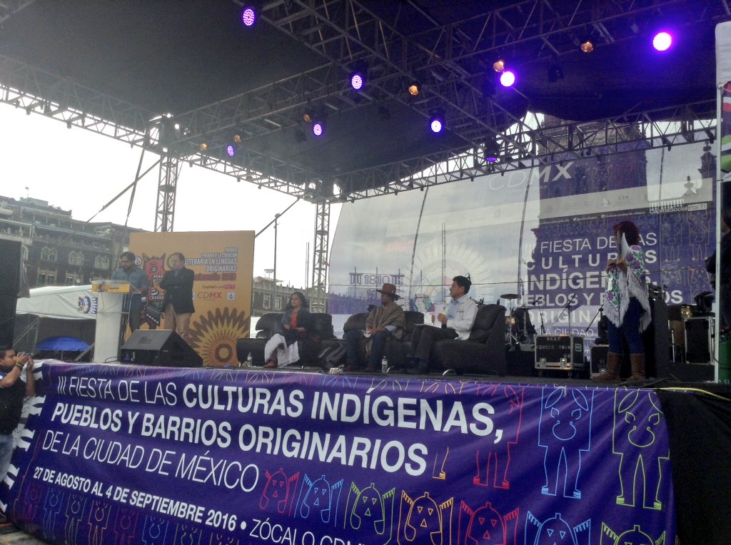 CulturaCiudadMx's tweet photo. Inicia la ceremonia de entrega del Premio #Centzontle en la #FCI2016 https://t.co/C9ECf80zsQ