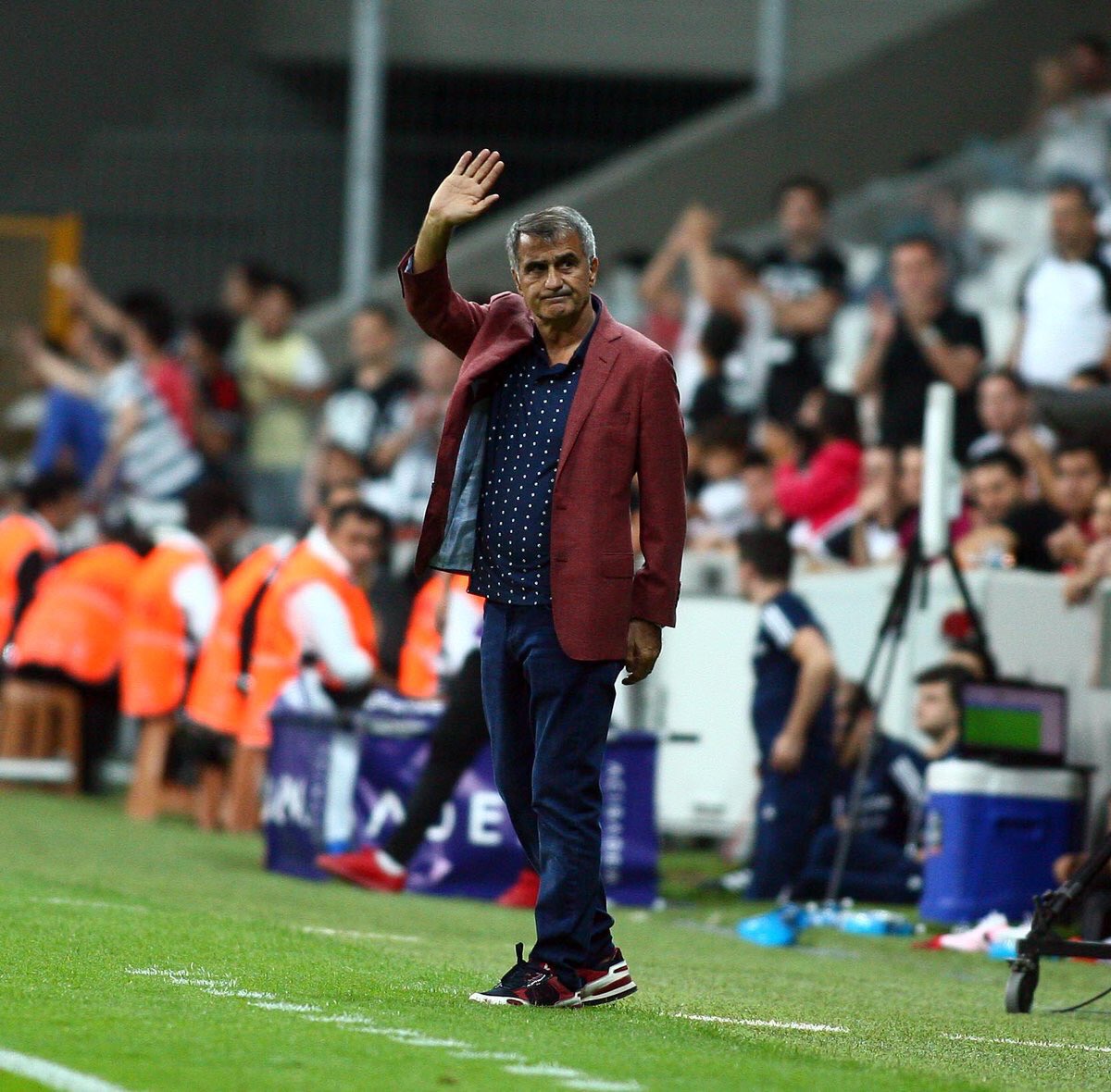 Adam var, adam var.
Hoca var, hoca var.
Şenol var, Güneş var...