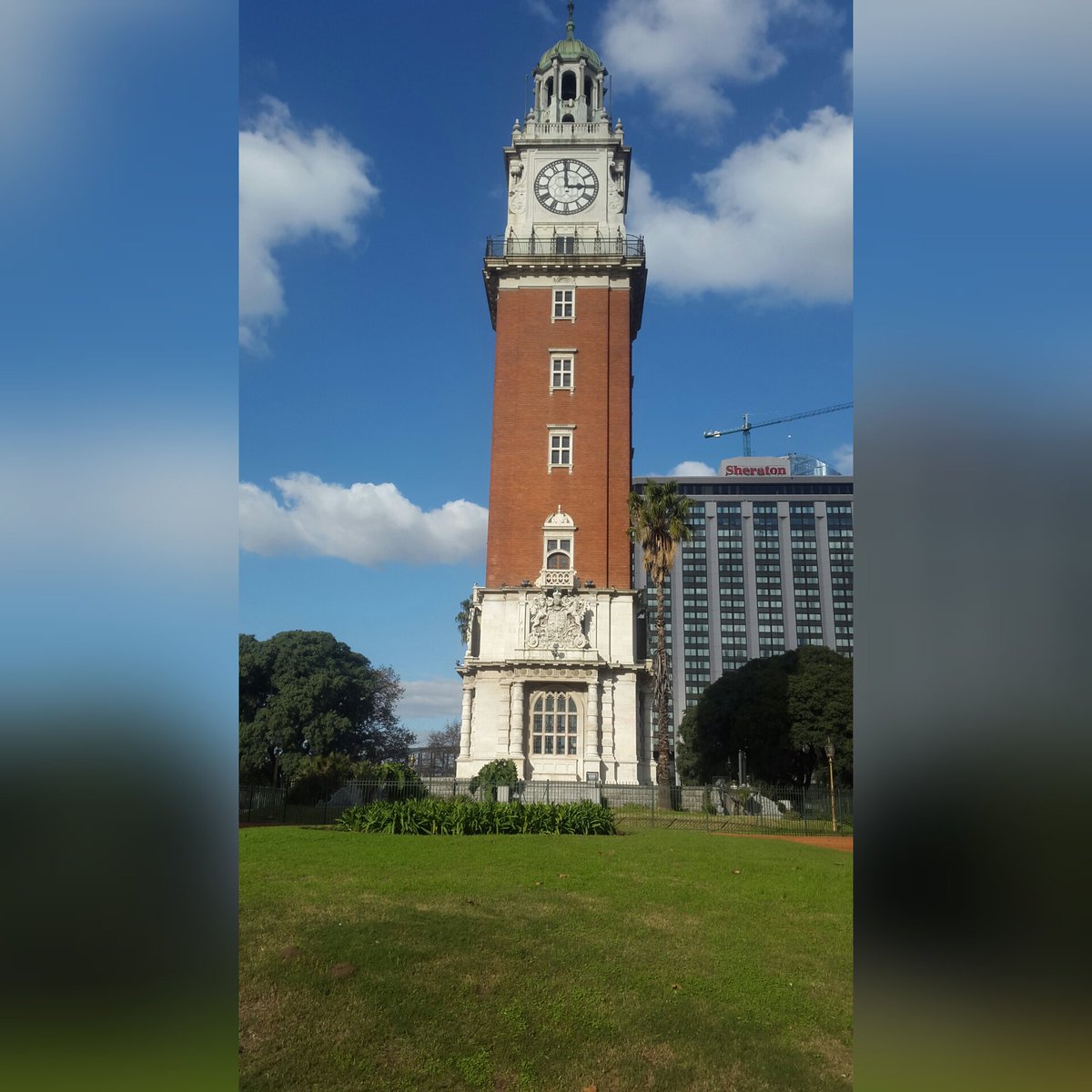 Eroda21's tweet photo. Torre Monumental #Retiro #buenosaires #argentina 🇦🇷🇦🇷🇦🇷 #sheraton #plaza #15 https://t.co/sZtURMiYTV