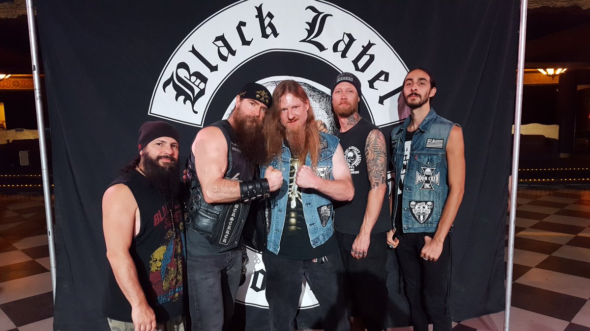 JohnEBlade's tweet photo. Black Label Family Gathering O'Doom!! Great night with @ZakkWyldeBLS @BLSBASS @dariolorina @JFabb #BOSII https://t.co/uQ0E7cdFYP