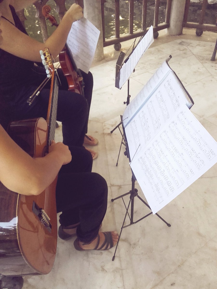 🎻🎸🎸 Ayer estuvimos tocando en el parque de María Luisa para una pedida de mano 💑🎶

#Sevilla #Huelva #Cádiz #Granada