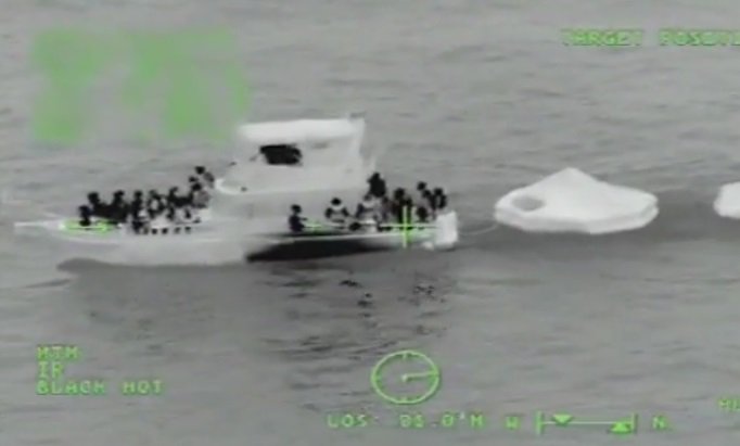 Coast Guard says hero took action to save 26 bit.ly/2cfMiWp?utm_me… https://t.co/XID968Ga5m