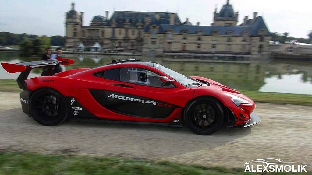 alexsmolik's tweet photo. The Chantilly castle being visited by a red-ish spaceship... #ChantillyConcours #SupercarR⦠https://t.co/rZg4hHf7j6 https://t.co/xlOZjmNcKJ