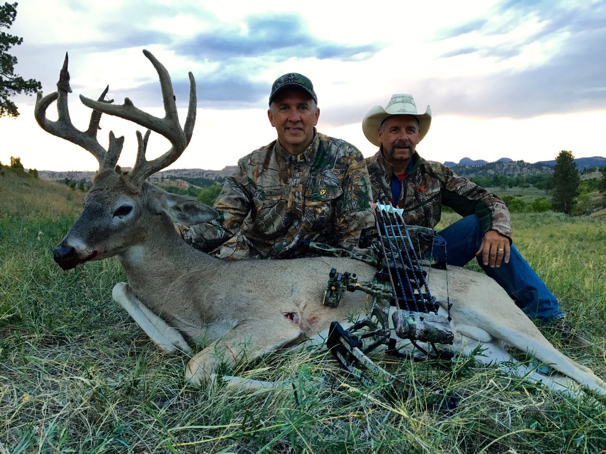 DB_Realtree's tweet photo. 20th year hunting with Jeff Smith of Seven J Outfitters! Great hunt yesterday afternoon @Realtree @SummitTreestand https://t.co/T7u6AECMS4