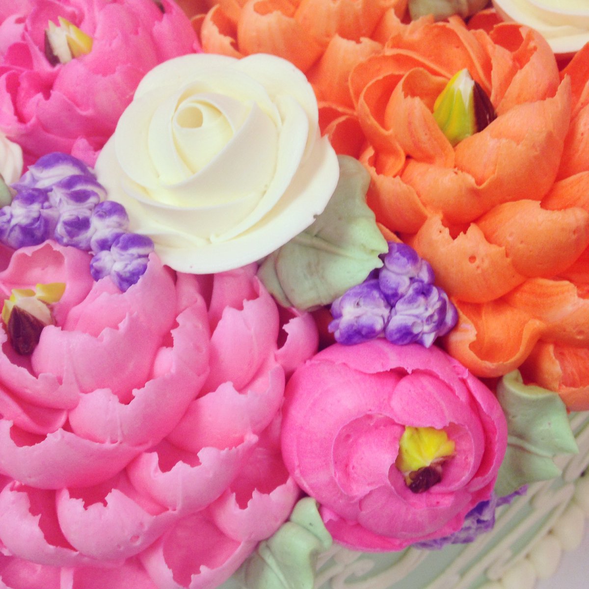 whiteflowercake's tweet photo. Hope your weekend is as sweet as these #buttercream flowers😋😋😋 https://t.co/G1MjETljFh