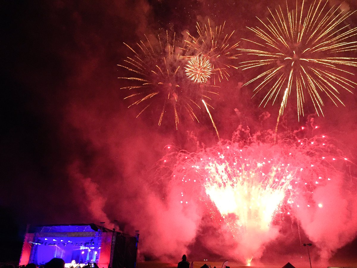MarianneBarraz's tweet photo. 4 y/o verdict on @sinfoniavivauk #DoningtonLive "that was the best thing ever!" 3 y/o concurred! 👨‍👩‍👧‍👦☀️🎺🎻🎤🎆✨😊 https://t.co/CPnztA3EnF