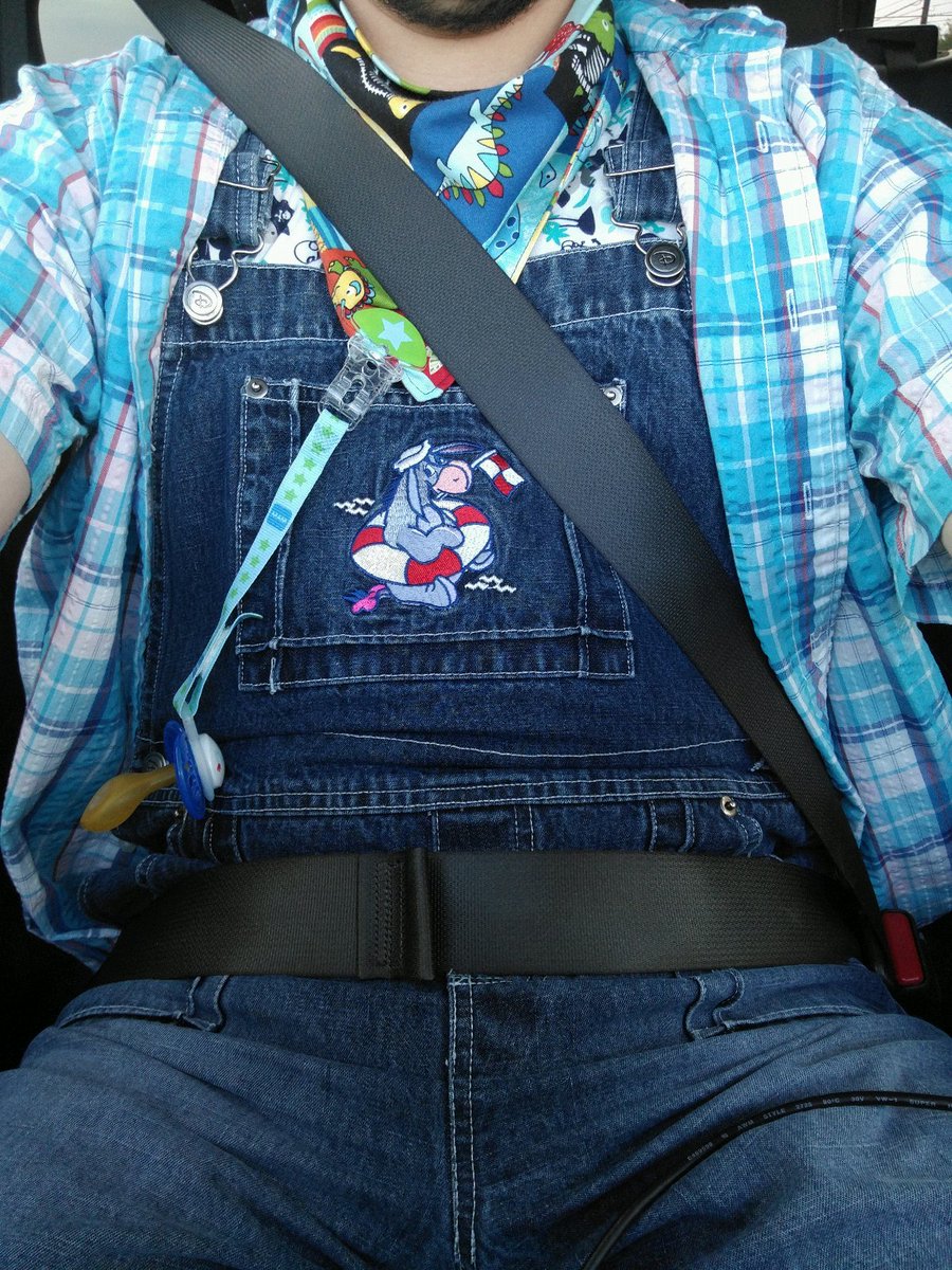 lilfoxcub's tweet photo. All changed and out to get comics and Jamba Juice!  #SplashinBoots #SupposedToRain https://t.co/PxR3rxvjn4