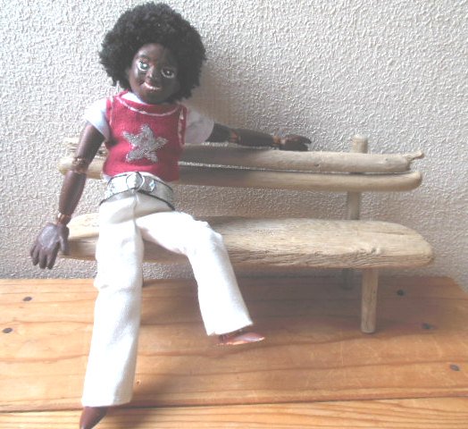 流木でベンチ作ってもらったんだよ